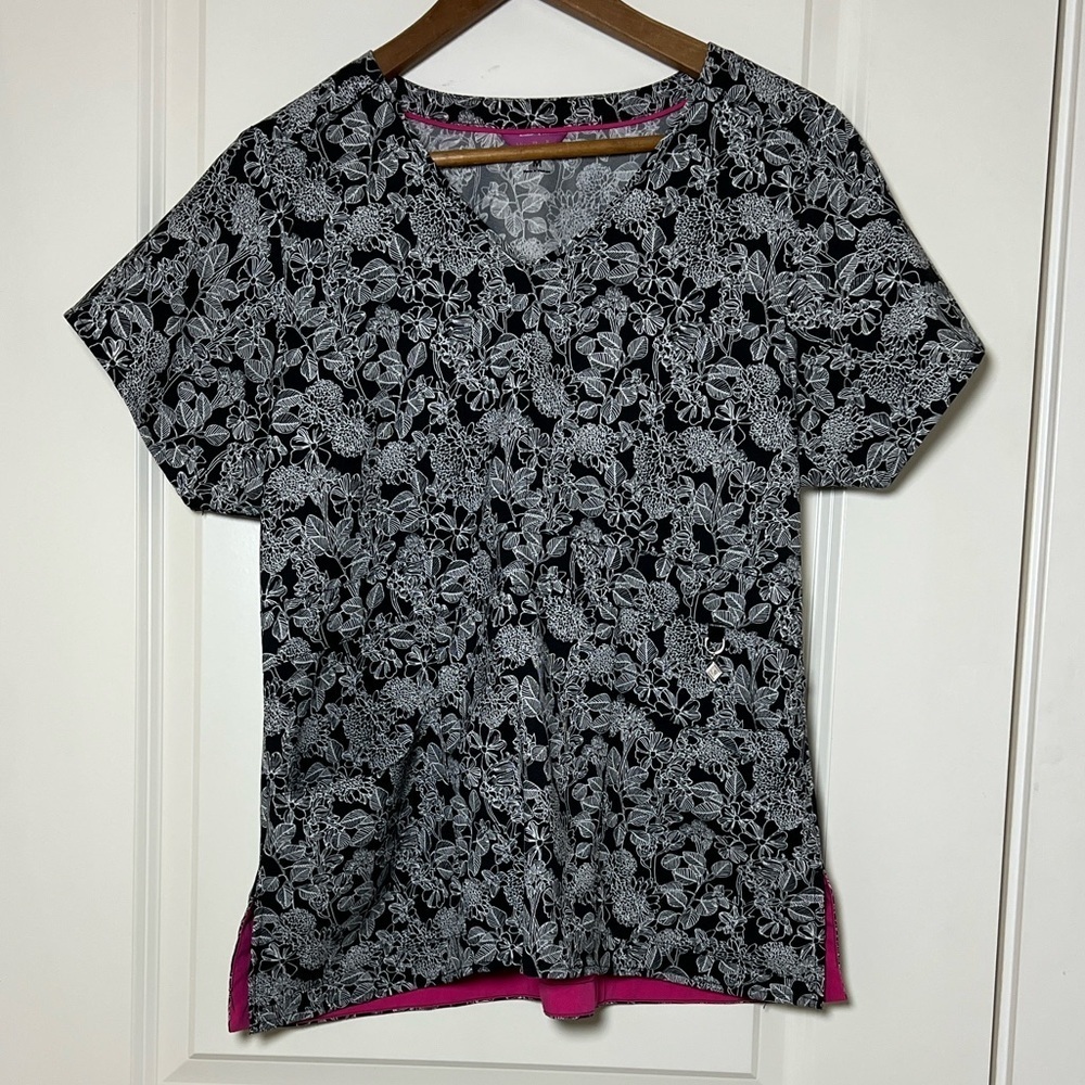 Vera Bradley Scrubs Short Sleeve Top Black White Floral Medium